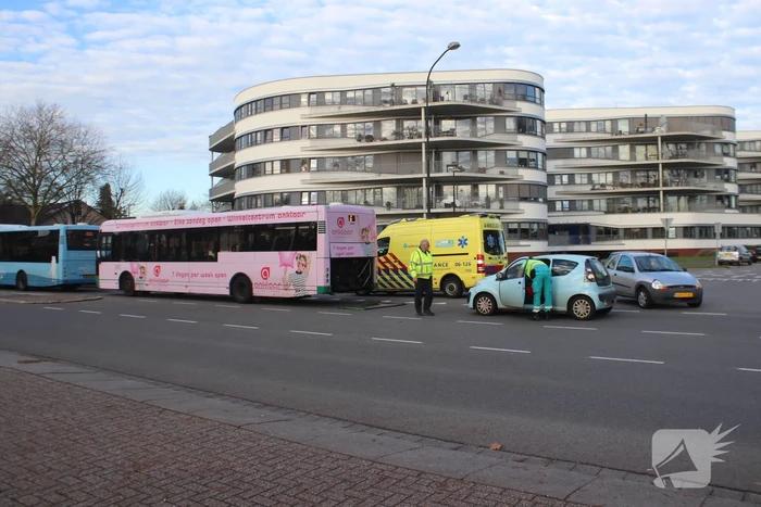 Schade na aanrijding tussen auto en stadsbus