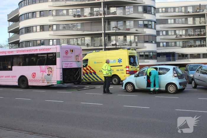 Schade na aanrijding tussen auto en stadsbus