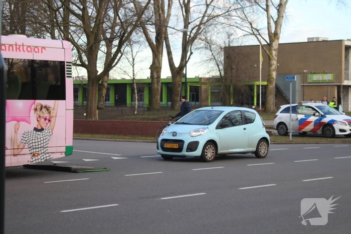 Schade na aanrijding tussen auto en stadsbus