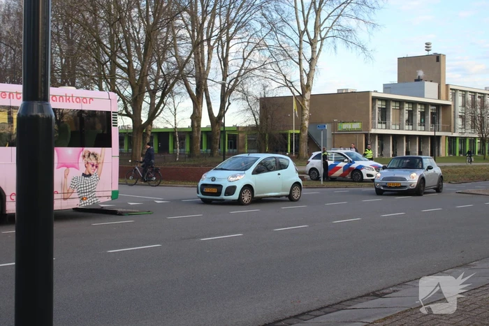 Schade na aanrijding tussen auto en stadsbus