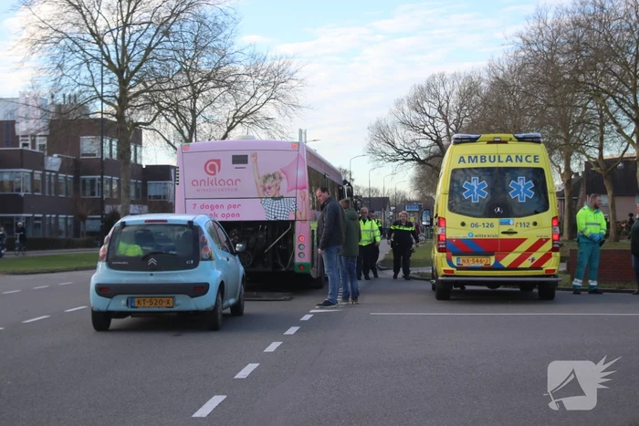 Schade na aanrijding tussen auto en stadsbus