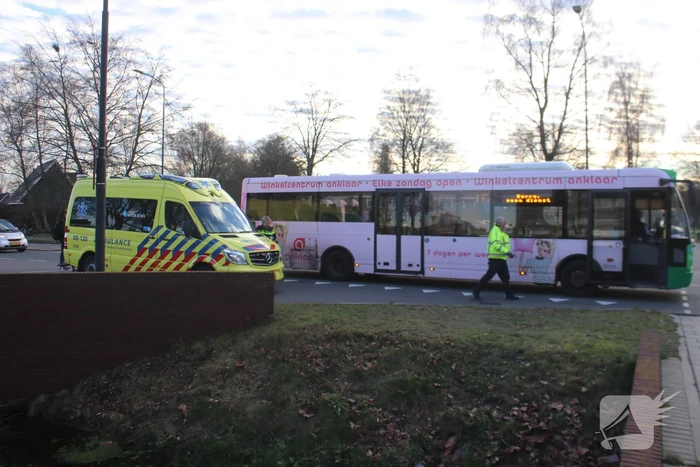 Schade na aanrijding tussen auto en stadsbus