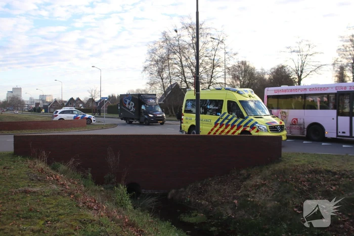 Schade na aanrijding tussen auto en stadsbus