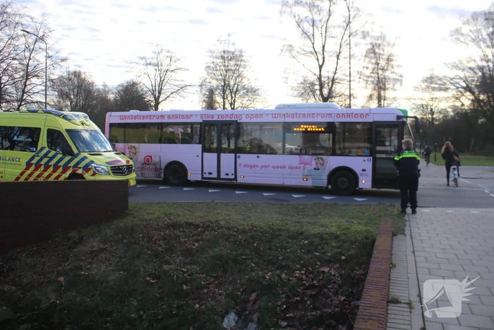 Schade na aanrijding tussen auto en stadsbus