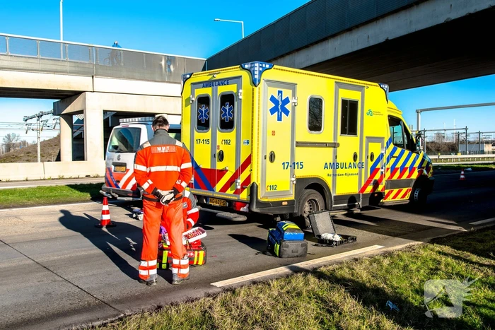 Automobilist zwaargewond na crash tegen pijler viaduct