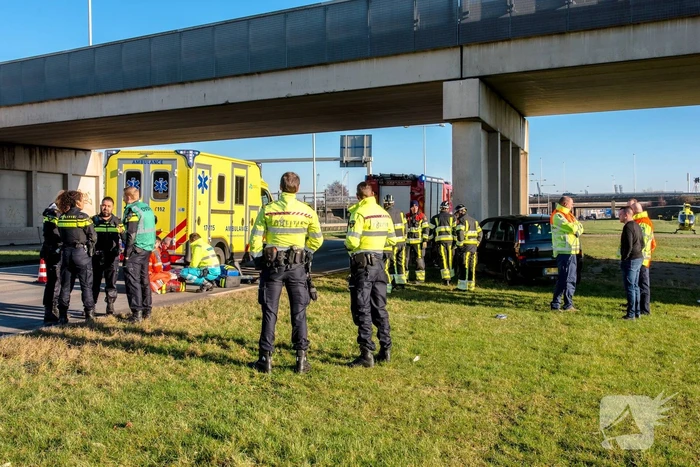 Automobilist zwaargewond na crash tegen pijler viaduct