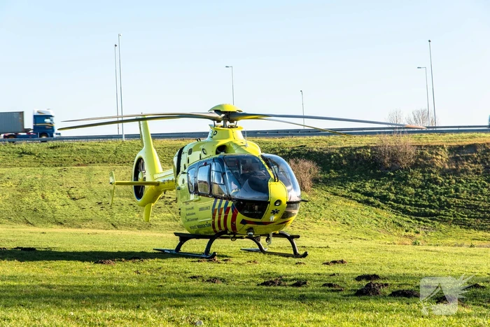 Automobilist zwaargewond na crash tegen pijler viaduct