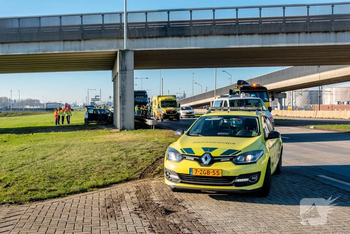 Automobilist zwaargewond na crash tegen pijler viaduct
