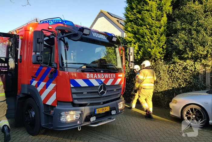 Coniferenhaag vat vlam door vuurwerk