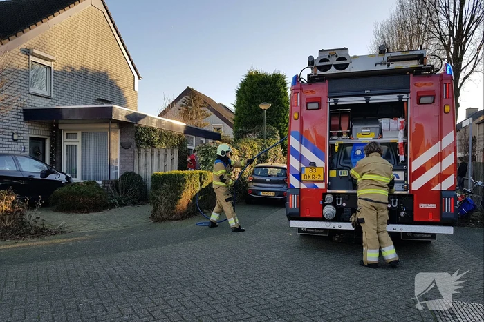 Coniferenhaag vat vlam door vuurwerk