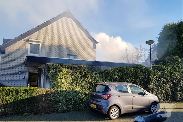Coniferenhaag vat vlam door vuurwerk