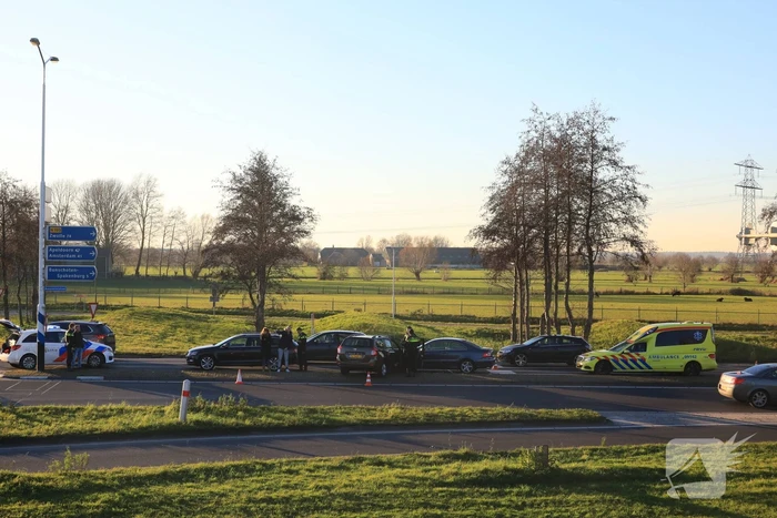 Twee personenauto's botsen op elkaar op rotonde