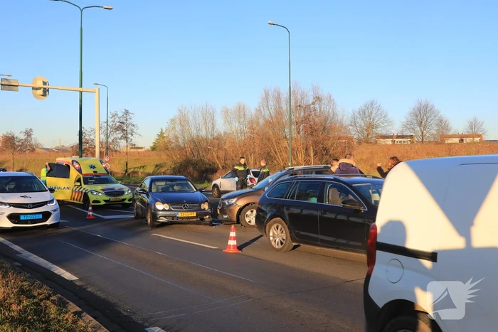 Twee personenauto's botsen op elkaar op rotonde