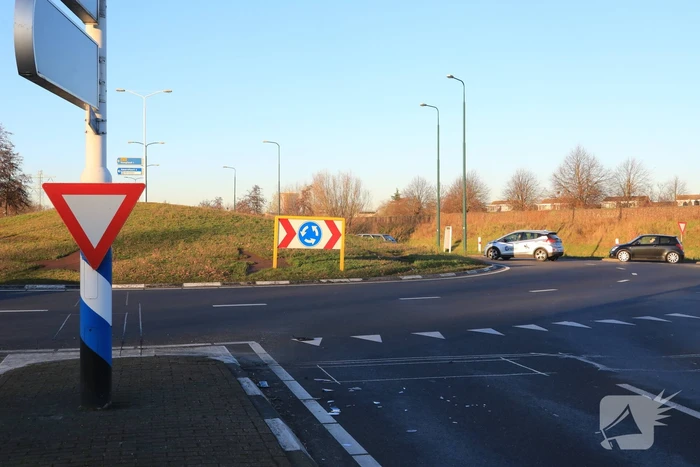 Twee personenauto's botsen op elkaar op rotonde