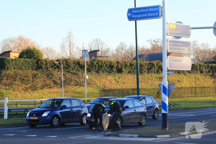 Twee personenauto's botsen op elkaar op rotonde