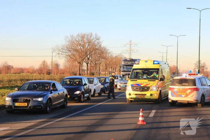 Twee personenauto's botsen op elkaar op rotonde