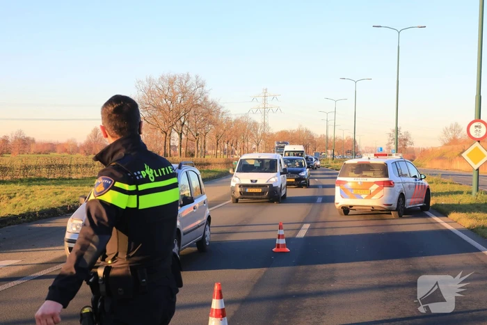 Twee personenauto's botsen op elkaar op rotonde