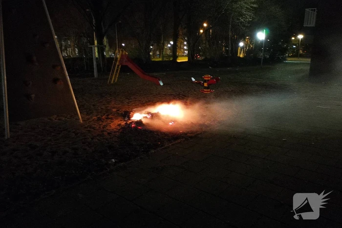 Twee afval brandjes bij flat