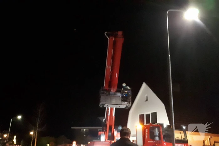 Brandweer blust brand in schoorsteen