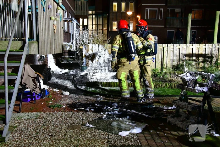 Brandweer blust brand onder balkon