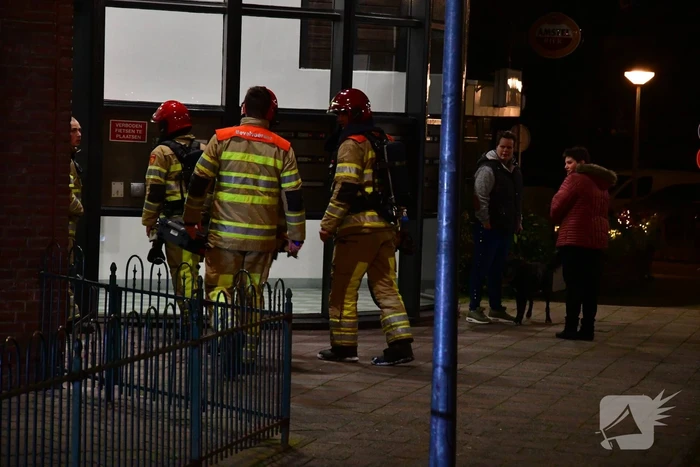 Brandweer blust brand onder balkon