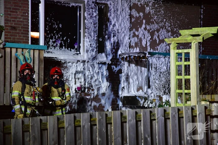 Brandweer blust brand onder balkon