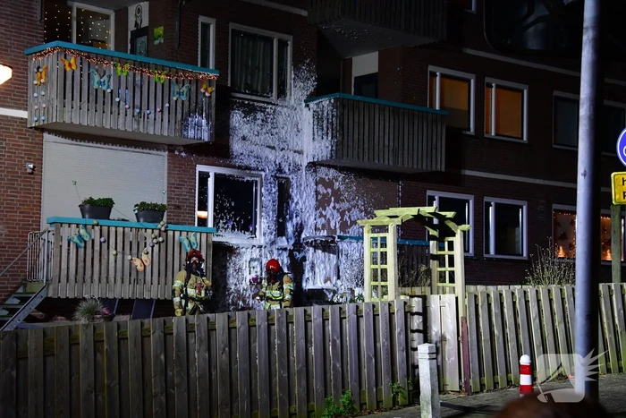 Brandweer blust brand onder balkon