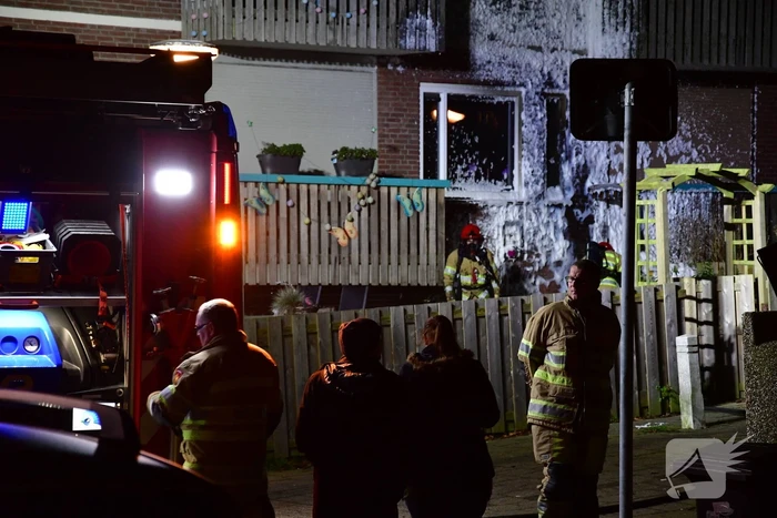 Brandweer blust brand onder balkon