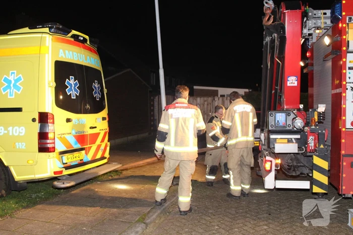 Brandweer trekt vastgereden ambulance los
