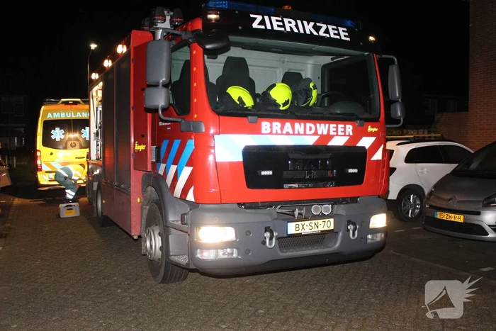 Brandweer trekt vastgereden ambulance los