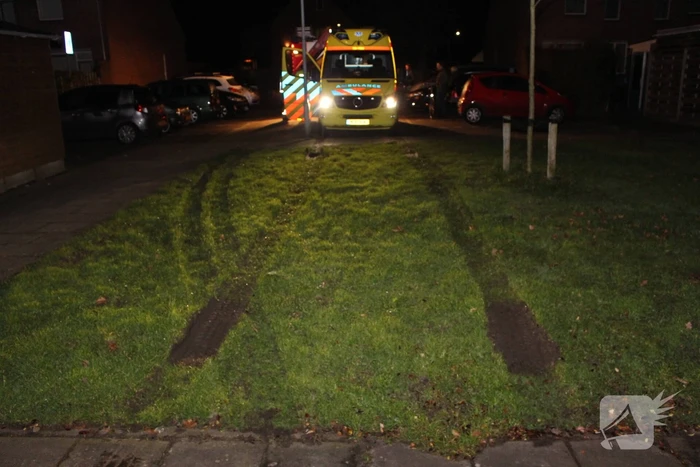Brandweer trekt vastgereden ambulance los
