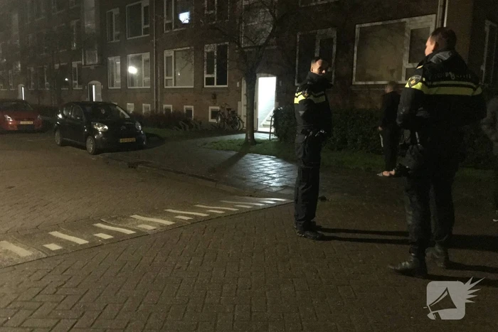 Brandweer verricht metingen vanwege vreemde lucht in portiekflat