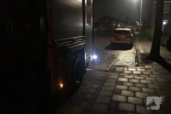 Brandweer verricht metingen vanwege vreemde lucht in portiekflat