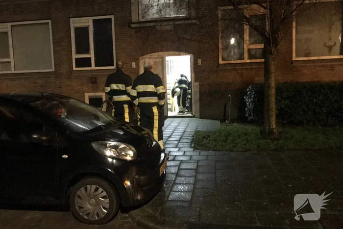 Brandweer verricht metingen vanwege vreemde lucht in portiekflat