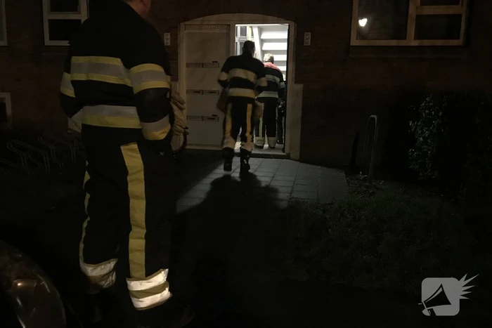 Brandweer verricht metingen vanwege vreemde lucht in portiekflat