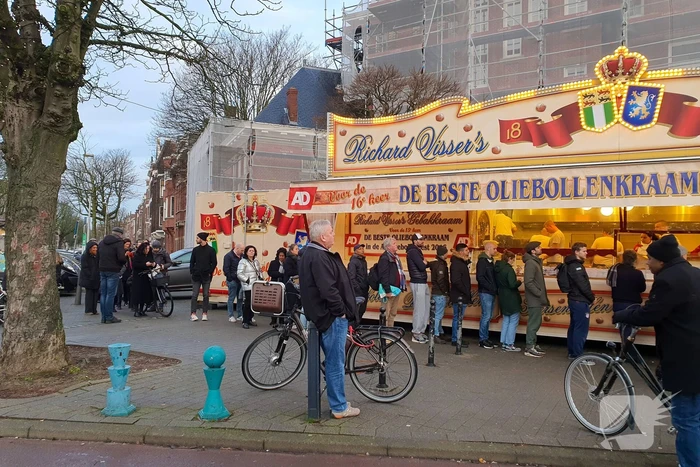 Topdrukte bij oliebollenkraam Richard Visser