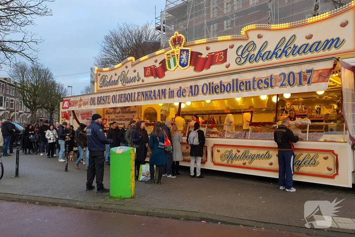 Topdrukte bij oliebollenkraam Richard Visser