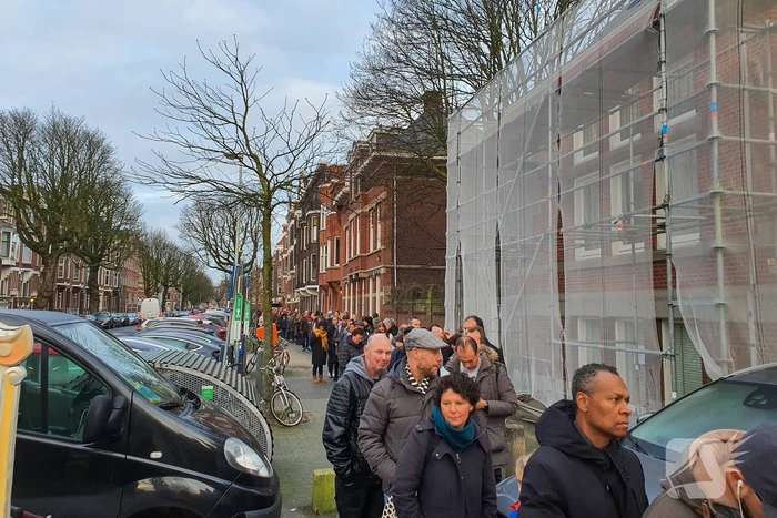 Topdrukte bij oliebollenkraam Richard Visser