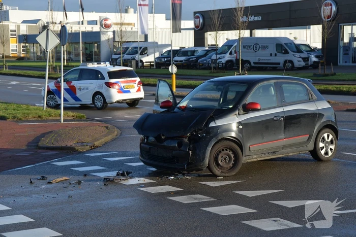 Personenauto botst hard in flank van vrachtwagen