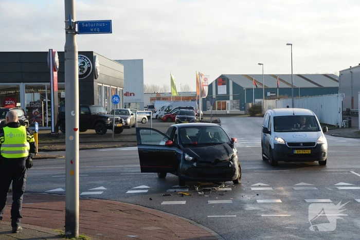 Personenauto botst hard in flank van vrachtwagen