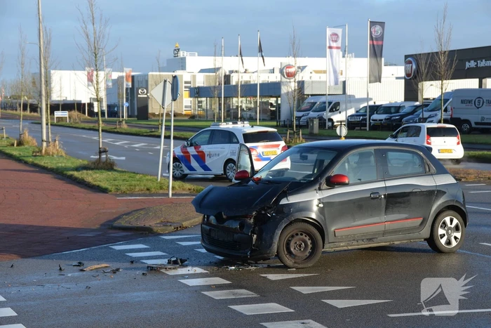 Personenauto botst hard in flank van vrachtwagen