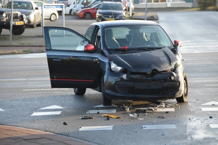 Personenauto botst hard in flank van vrachtwagen