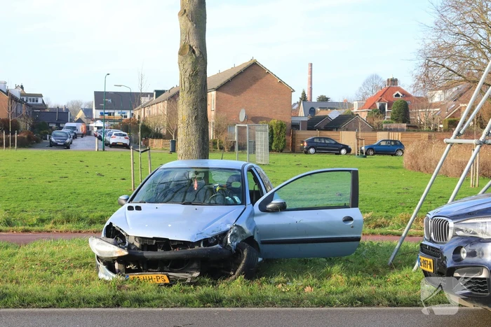 Auto botst in flank van bestelbus