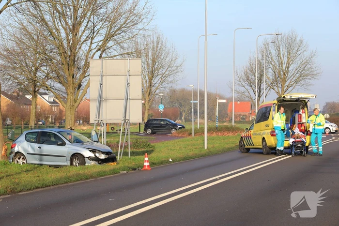Auto botst in flank van bestelbus
