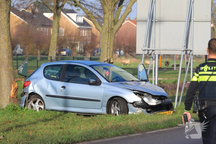 Auto botst in flank van bestelbus