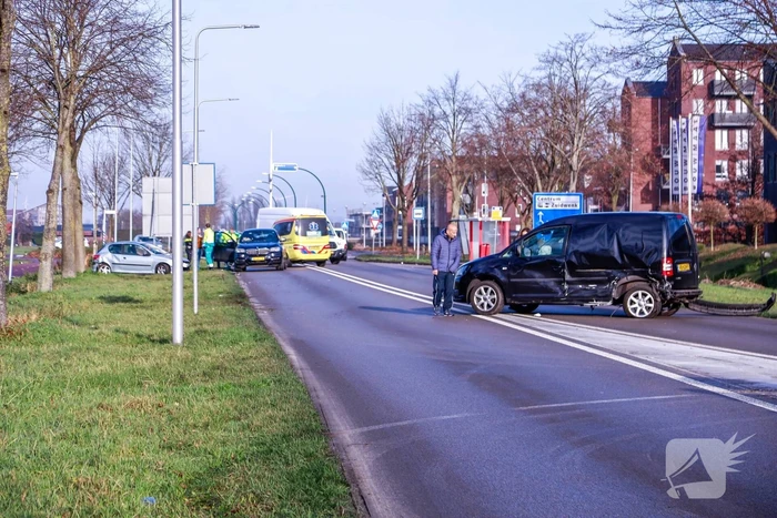 Auto botst in flank van bestelbus