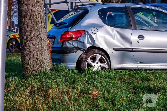 Auto botst in flank van bestelbus