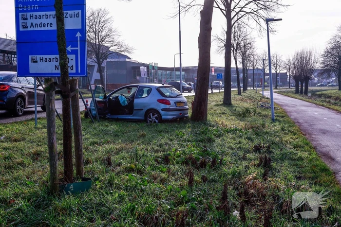 Auto botst in flank van bestelbus