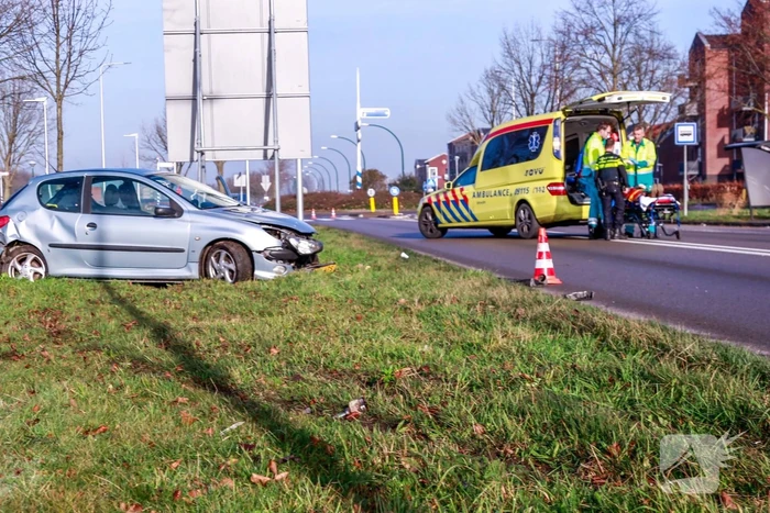 Auto botst in flank van bestelbus