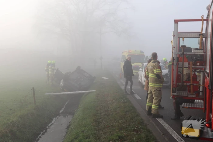 Auto op kop in sloot na botsing met andere auto